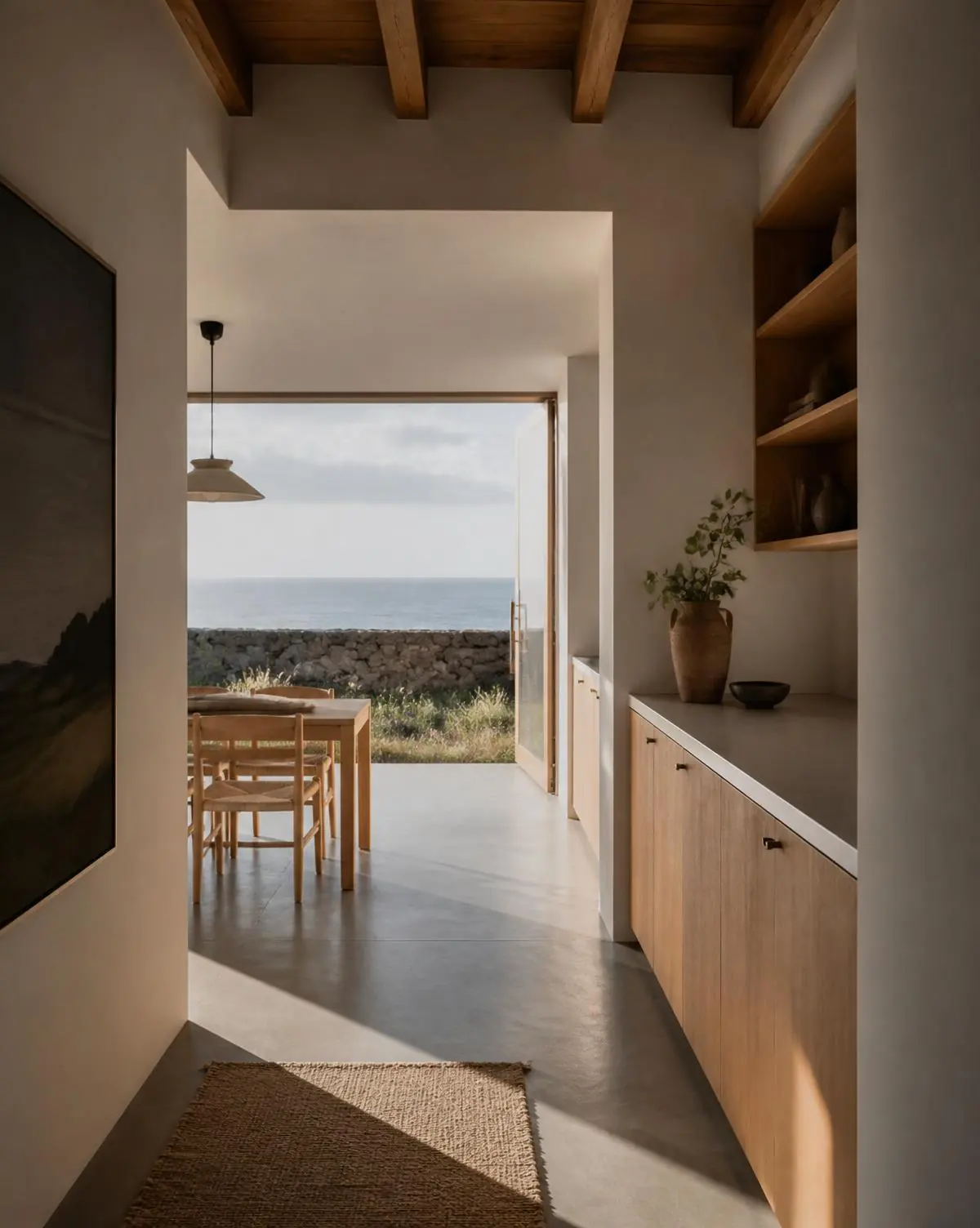 Interior de vivienda contemporánea con carpintería de madera y luz natural